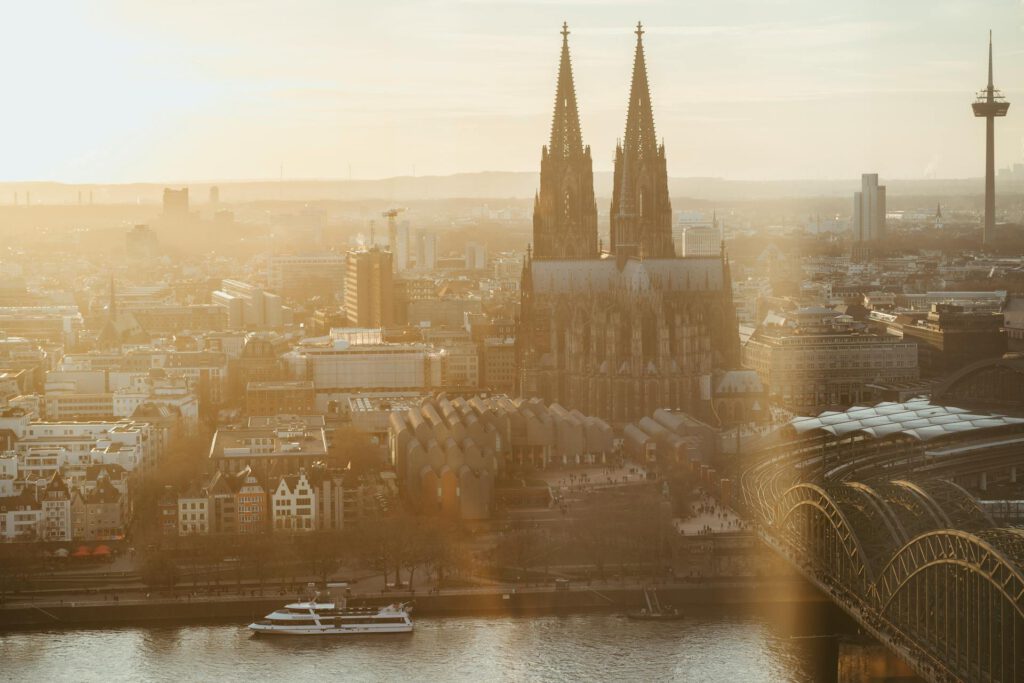 Kölner Skyline im Abendlicht