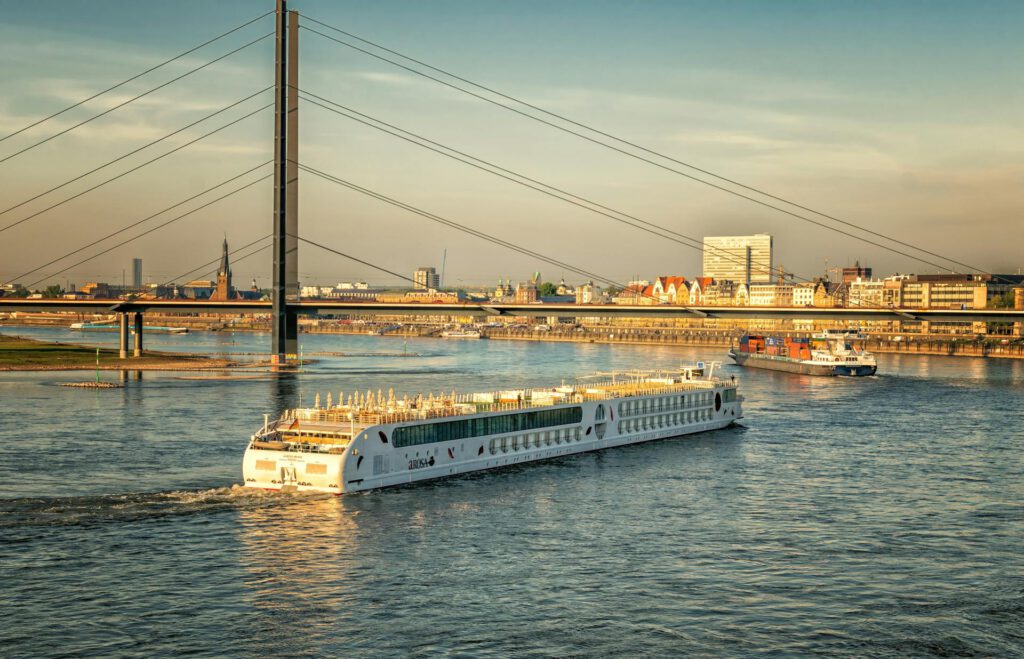 Ein Boot auf dem Rhein in Düsseldorf